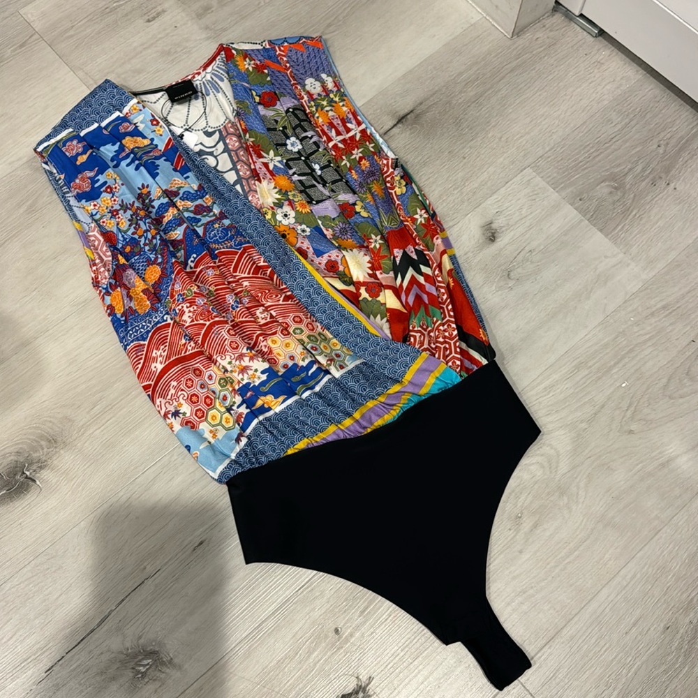 Pinko NWOT V-Neck draped sleeveless Bodysuit in a 100% Viscose with snap bottom.